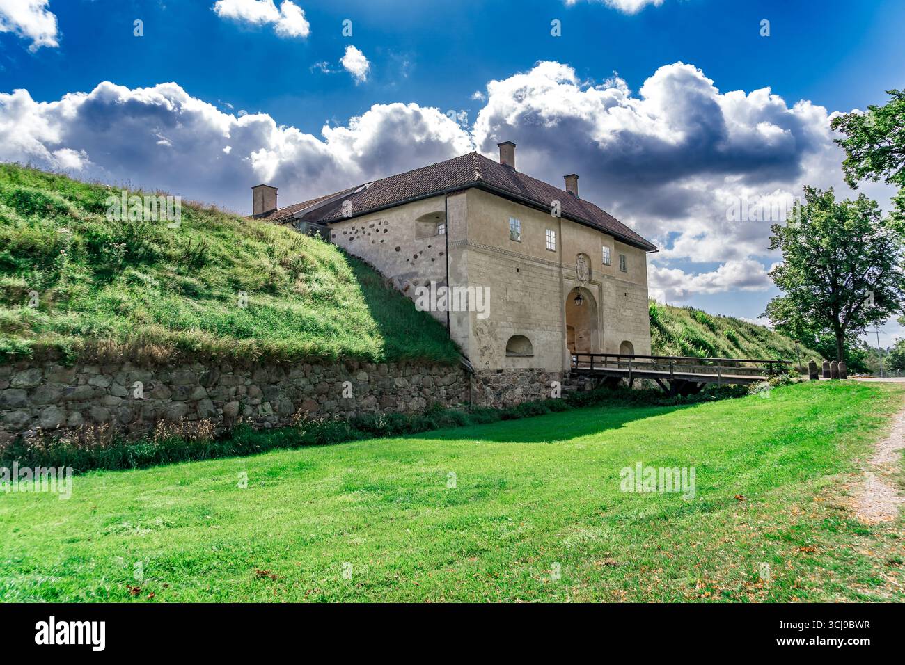 Casa e ponte ricostruiti nel castello di Nykopinghus in Svezia Foto Stock