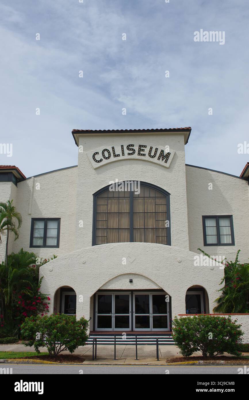 Elegante edificio White stucco Historic Coliseum con grandi finestre ad arco. Uso editoriale solo 2 settembre 2025 St. Petersburg, Florida, USA. Lush LAN Foto Stock