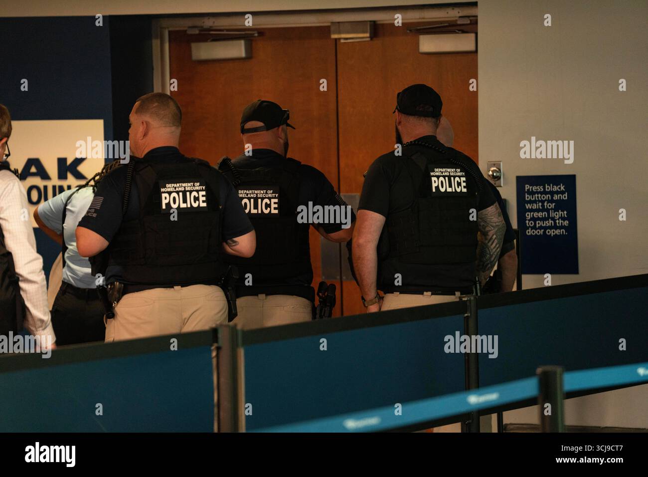 Washington, Stati Uniti d'America. 4 settembre 2025. La polizia del Dipartimento della sicurezza interna degli Stati Uniti d'America assiste alla Washington Union Station a Washington, DC, USA giovedì 4 settembre 2025.credito: Andrew Thomas/CNP/Sipa USA Credit: SIPA USA/Alamy Live News Foto Stock