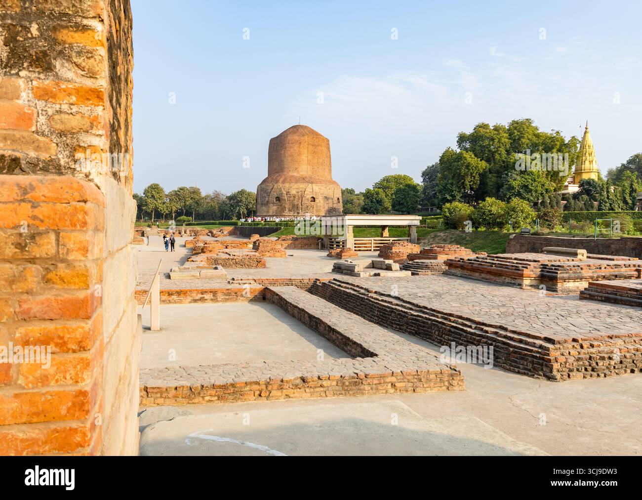 Rivelando lo stupa sacro di dhamek nel sito buddista di sarnath, l'immagine viene scattata al museo Sarnath, Sarnath uttar pradesh india, il 18 febbraio 2025. Foto Stock
