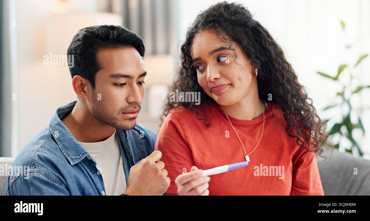 Test di gravidanza, nervoso e coppia in attesa sul divano per il successo della fertilità, risultati e notizie genitoriali. Relazione, incinta e uomo con donna Foto Stock