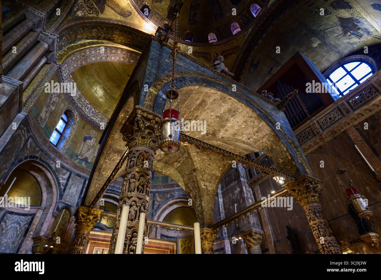 Venezia, Italia - dicembre 28 2025: Baldacchino cerimoniale sull'altare maggiore della Basilica di San Marco. Foto Stock