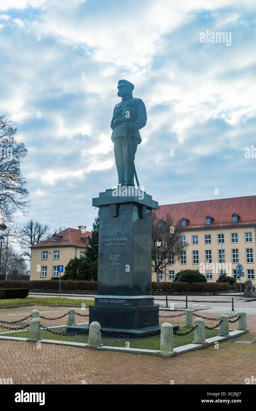 Koszalin, Polonia - 9 febbraio 2025: Monumento a Jozef Pilsudzki. Foto Stock