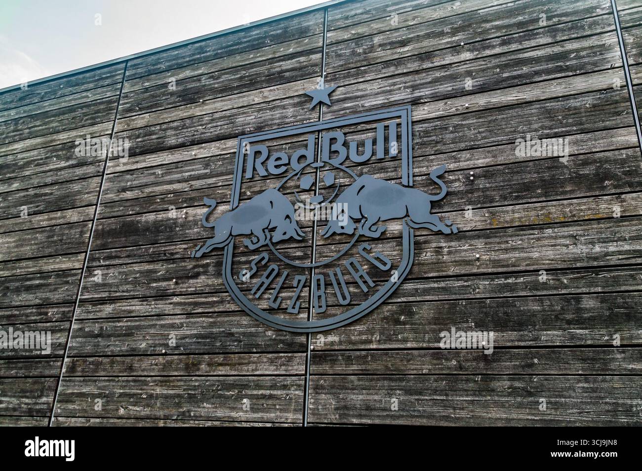Salisburgo, Austria - 11 febbraio 2025: Logo nero per Red Bull Salzburg. Foto Stock