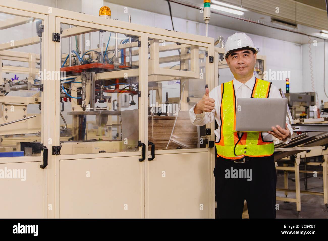 Ritratto adulto ingegnere asiatico supervisore uomo in piedi felice sorriso nella linea di trasporto trasportatore fabbrica impianto Foto Stock