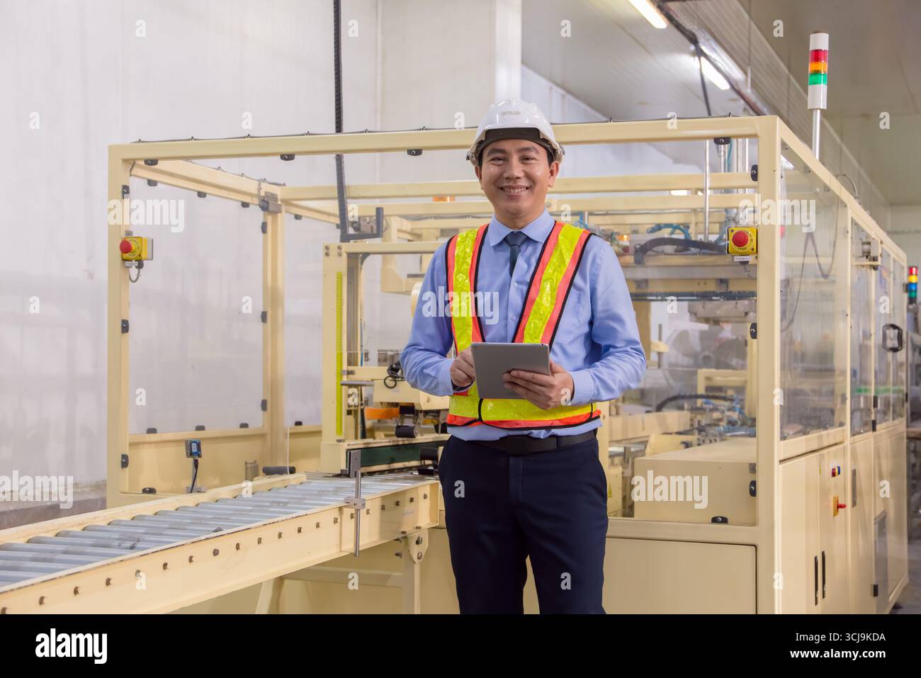 Ritratto adulto ingegnere asiatico supervisore uomo in piedi felice sorriso nella linea di trasporto trasportatore fabbrica impianto Foto Stock