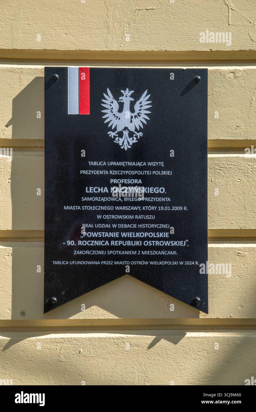 Ostrow Wielkopolski, Polonia - 3 maggio 2025: Targa ricordi della visita di Lech Kaczynski. Foto Stock