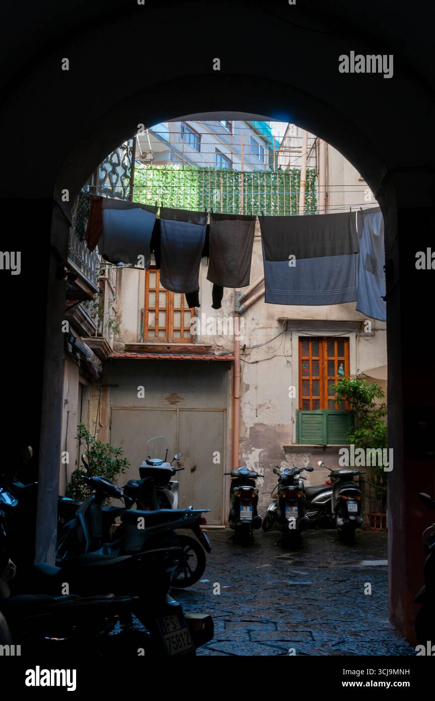 Una vista architettonica del paese di Antignano, con lavanderia appendibile ad asciugare nel quartiere Vomero. Napoli Foto Stock