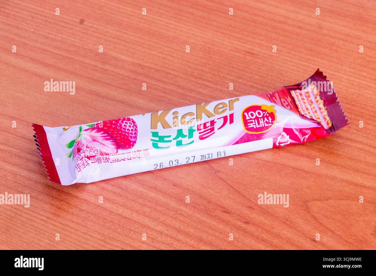 Pruszcz Gdanski, Polonia - 29 giugno 2025: Barretta di cioccolato alla fragola Kicker coreana. Foto Stock