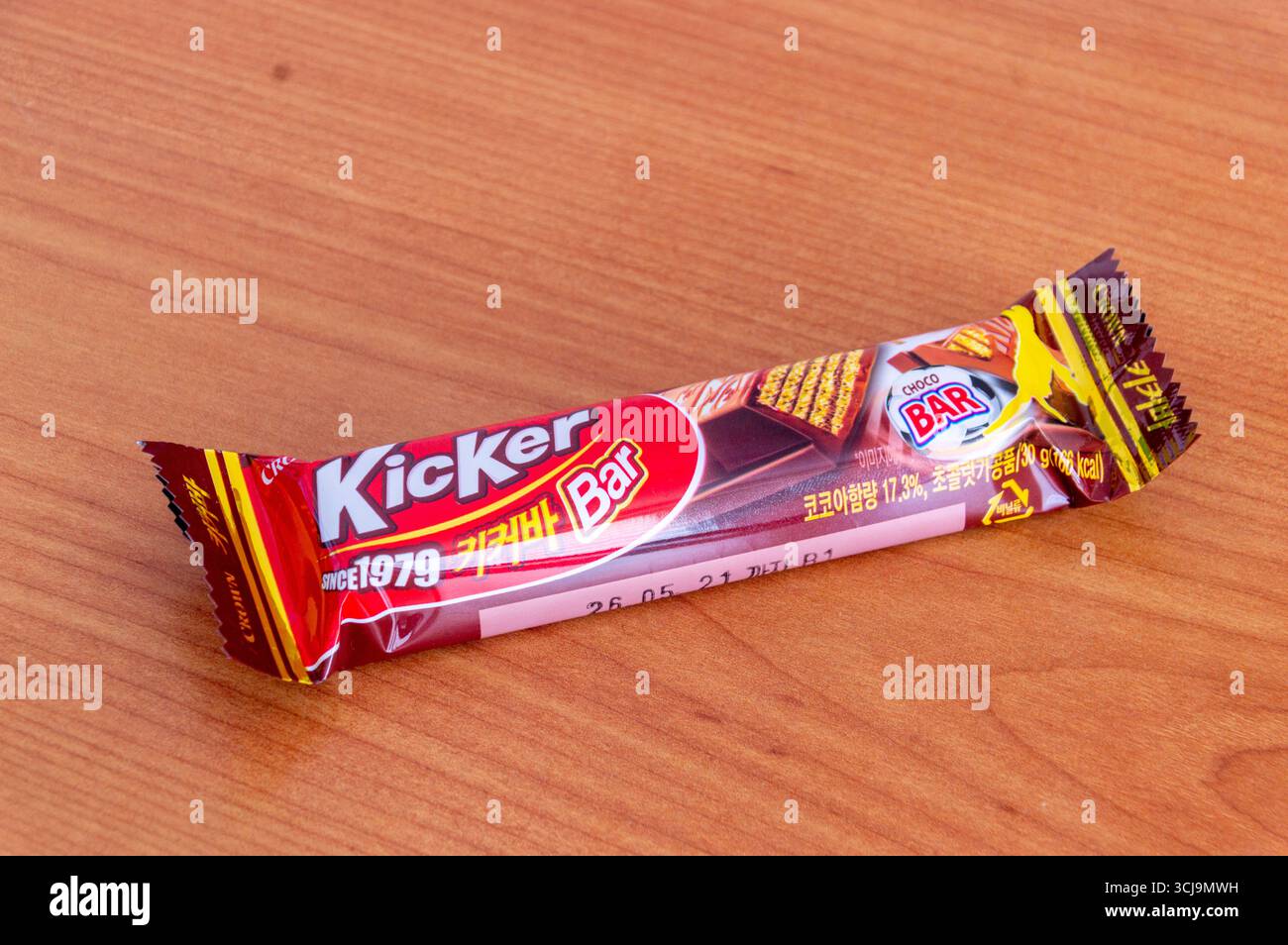 Pruszcz Gdanski, Polonia - 29 giugno 2025: Barretta di cioccolato Kicker coreana. Foto Stock