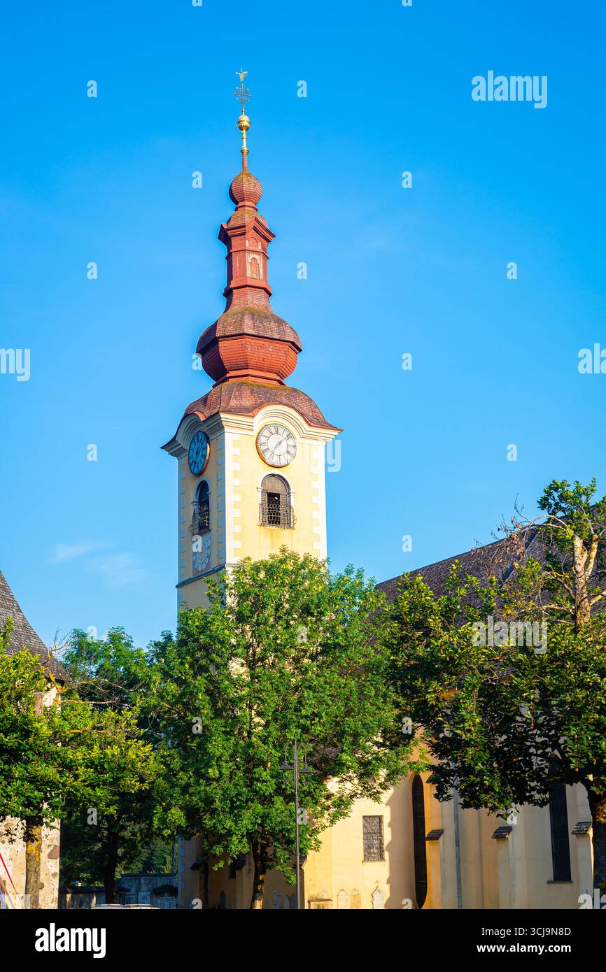 Torre dell'orologio della chiesa parrocchiale di San Pietro e Paolo nella storica città di Tarvisio, Italia nord-orientale. Foto Stock