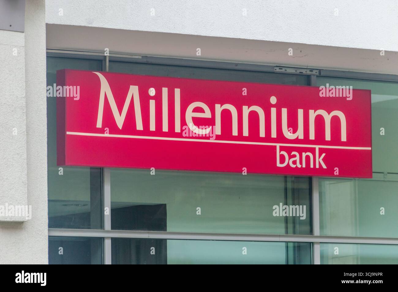 Cracovia, Polonia - 27 luglio 2025: Logo della Millennium Bank. Foto Stock