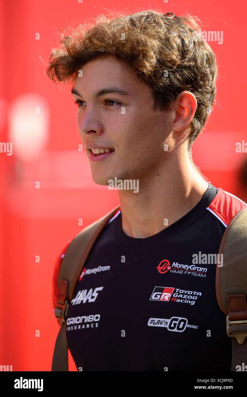 Monza, Italia. 5 settembre 2025. Oliver BEARMAN (GBR) del team Haas F1 dopo essere entrato nel paddock durante il GRAN PREMIO D'ITALIA PIRELLI 2025 all'autodromo Nazionale di Monza (Italia), 16° round del Campionato del mondo FIA F1 2025. Crediti: Riccardo Righetti/Alamy Live News Foto Stock