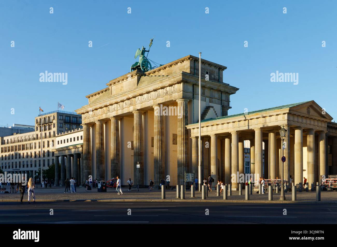 Brandenburger Tor a Berlino al tramonto Foto Stock