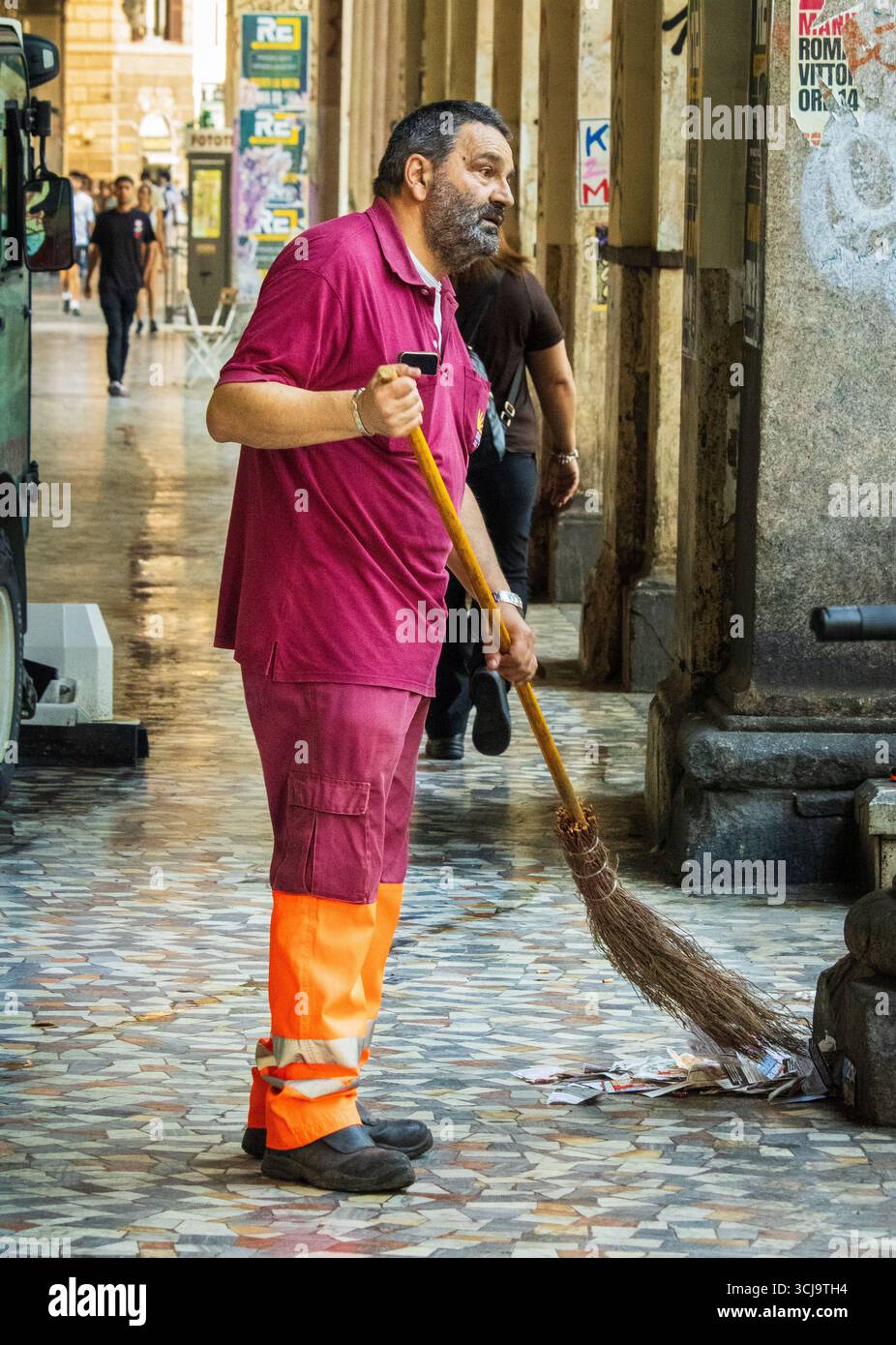 Un addetto alle pulizie raccoglie la spazzatura a Roma, Italia 14-07-2025 Foto Stock