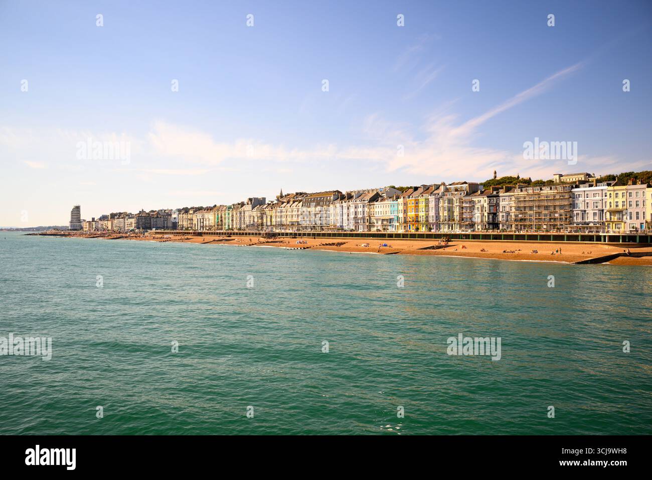 Lungomare di Hastings, preso dal molo di Hastings, Hastings, East Sussex, Inghilterra Foto Stock