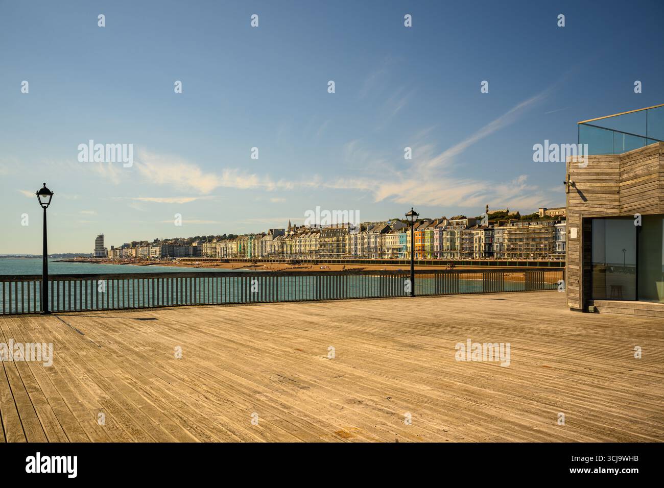 Lungomare di Hastings, preso dal molo di Hastings, Hastings, East Sussex, Inghilterra Foto Stock