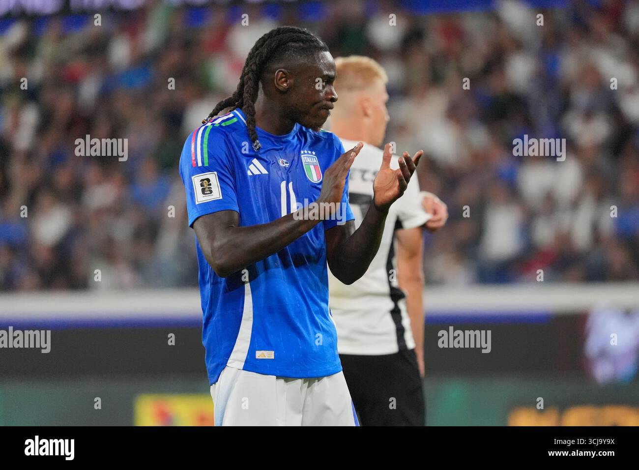 Moise Kean (Italia) batte le mani durante la Coppa del mondo FIFA 2026, qualificazioni, partita di calcio del gruppo i tra Italia ed Estonia il 5 settembre 2025 allo Stadio Gewiss di Bergamo. Crediti: Luca Rossini/Alamy Live News Foto Stock
