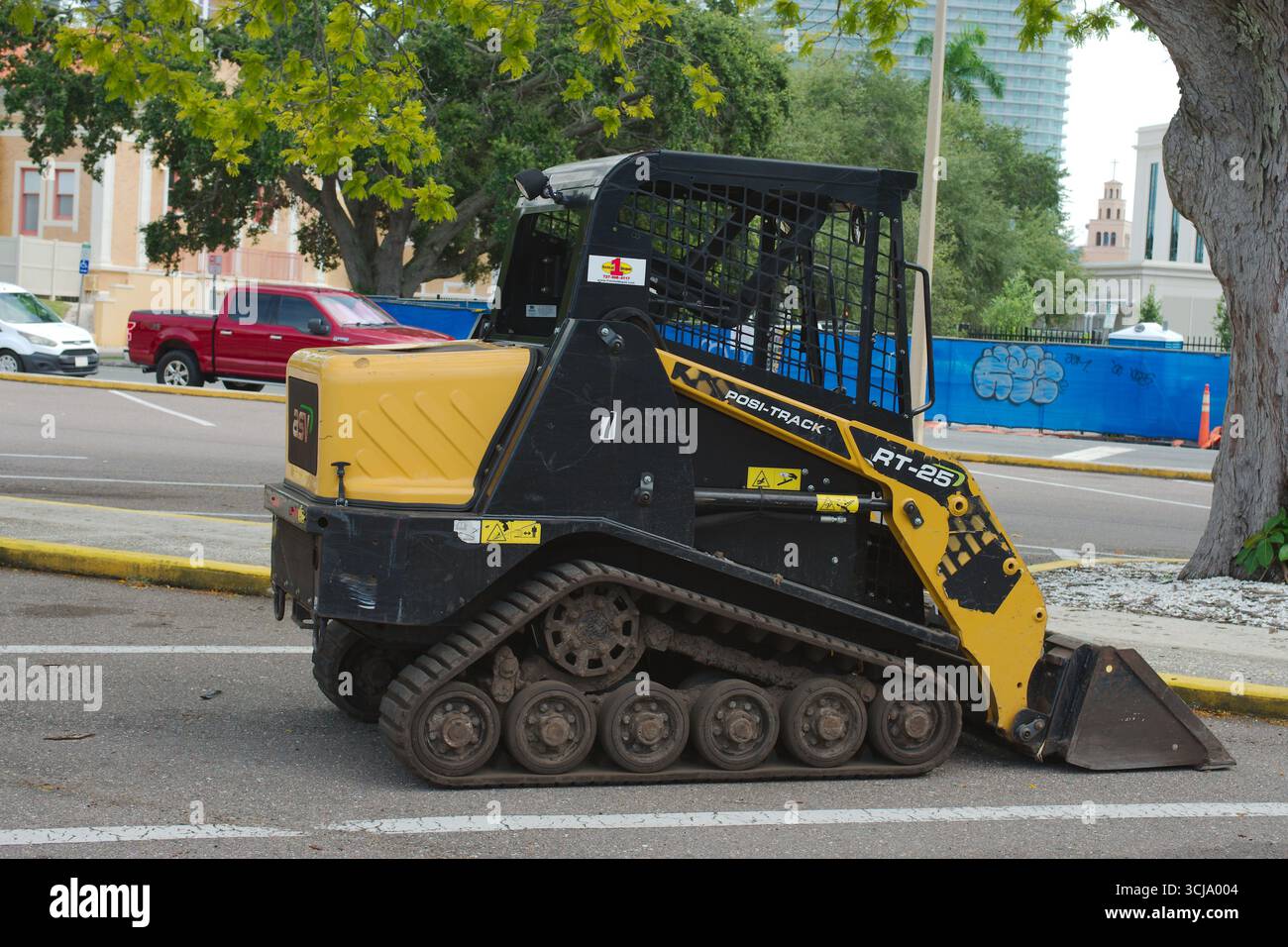 Veicoli da cantiere che trasportano materiali in un cantiere all'aperto. Uso editoriale solo 4 settembre 2025 St. Petersburg, FL USA. Trasporto pallet materi Foto Stock