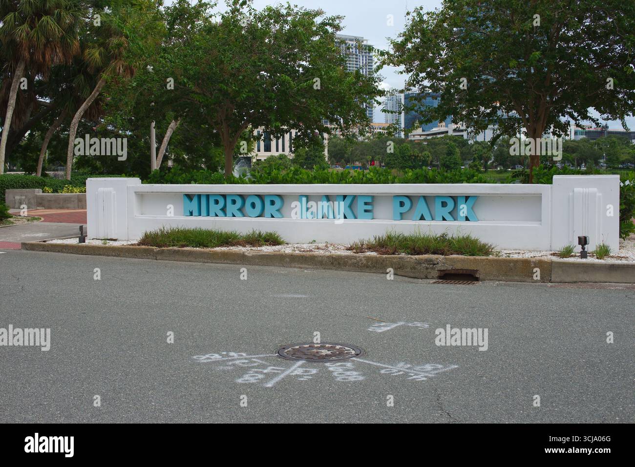 Cartello d'ingresso al Mirror Lake Park con vegetazione circostante e sfondo della città. Solo per uso editoriale, 4 settembre 2025, San Pietroburgo, FL, STATI UNITI. Sup Foto Stock