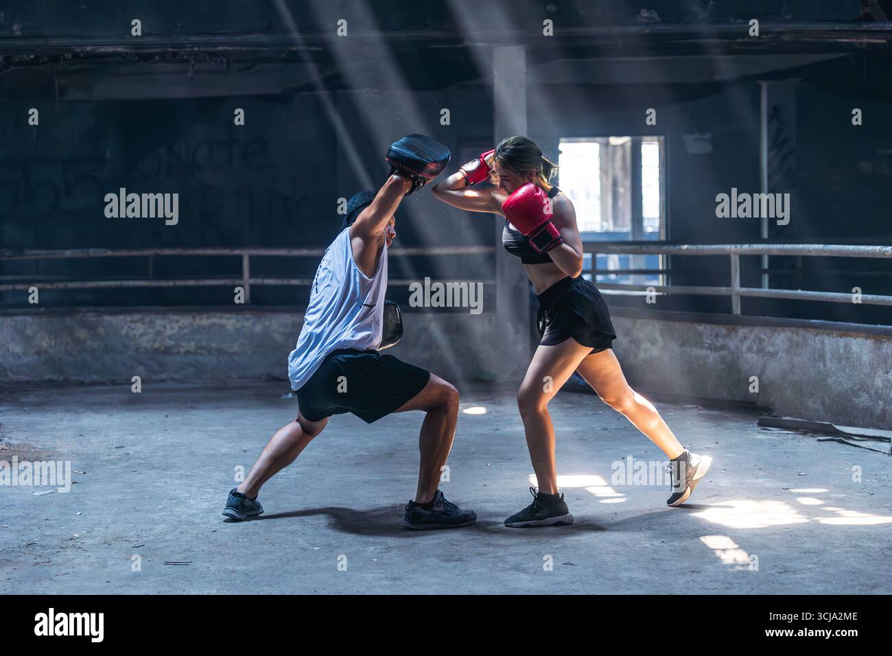 Pugilato thailandese, Muay thailandese, allenamento di pugilato femminile con allenatore in rovina, scena di combattimento di arti marziali asiatiche Foto Stock