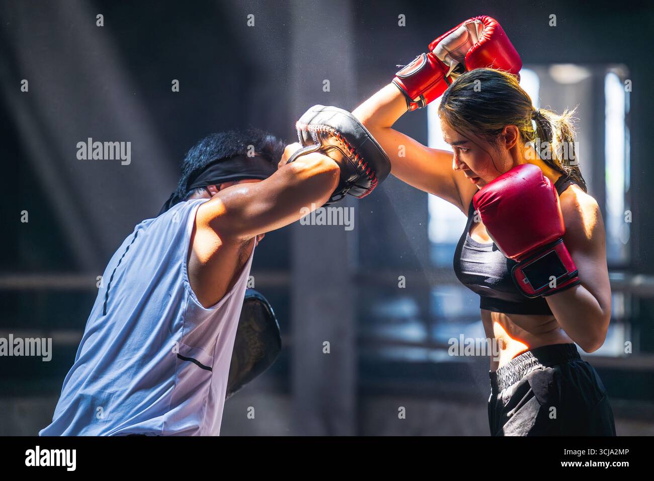 Pugilato thailandese, Muay thailandese, allenamento di pugilato femminile con allenatore in rovina, scena di combattimento di arti marziali asiatiche Foto Stock