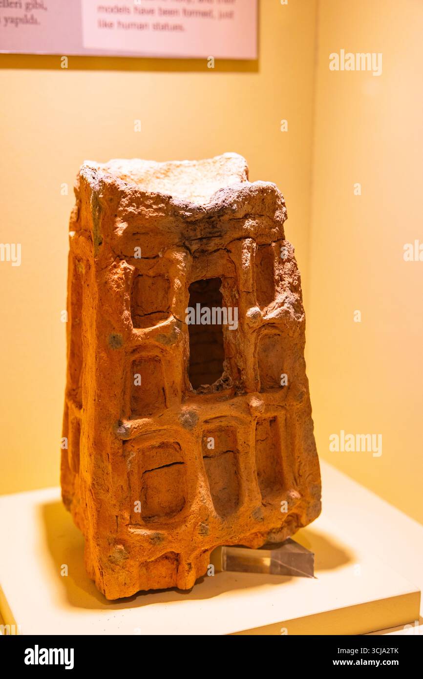 Un manufatto nella mostra del Museo Mardin. Mardin Turchia - 6.27.2025 Foto Stock