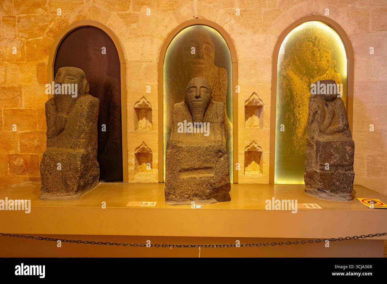 Manufatti del Museo Mardin. Visita la foto di Mardin. Mardin Turchia - 6.27.2025 Foto Stock
