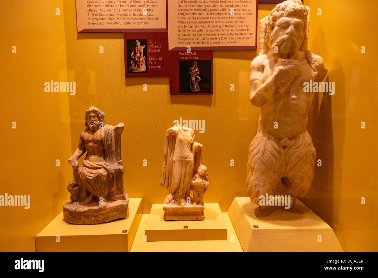 Manufatti nella mostra del Museo Mardin. Mardin Turchia - 6.27.2025 Foto Stock