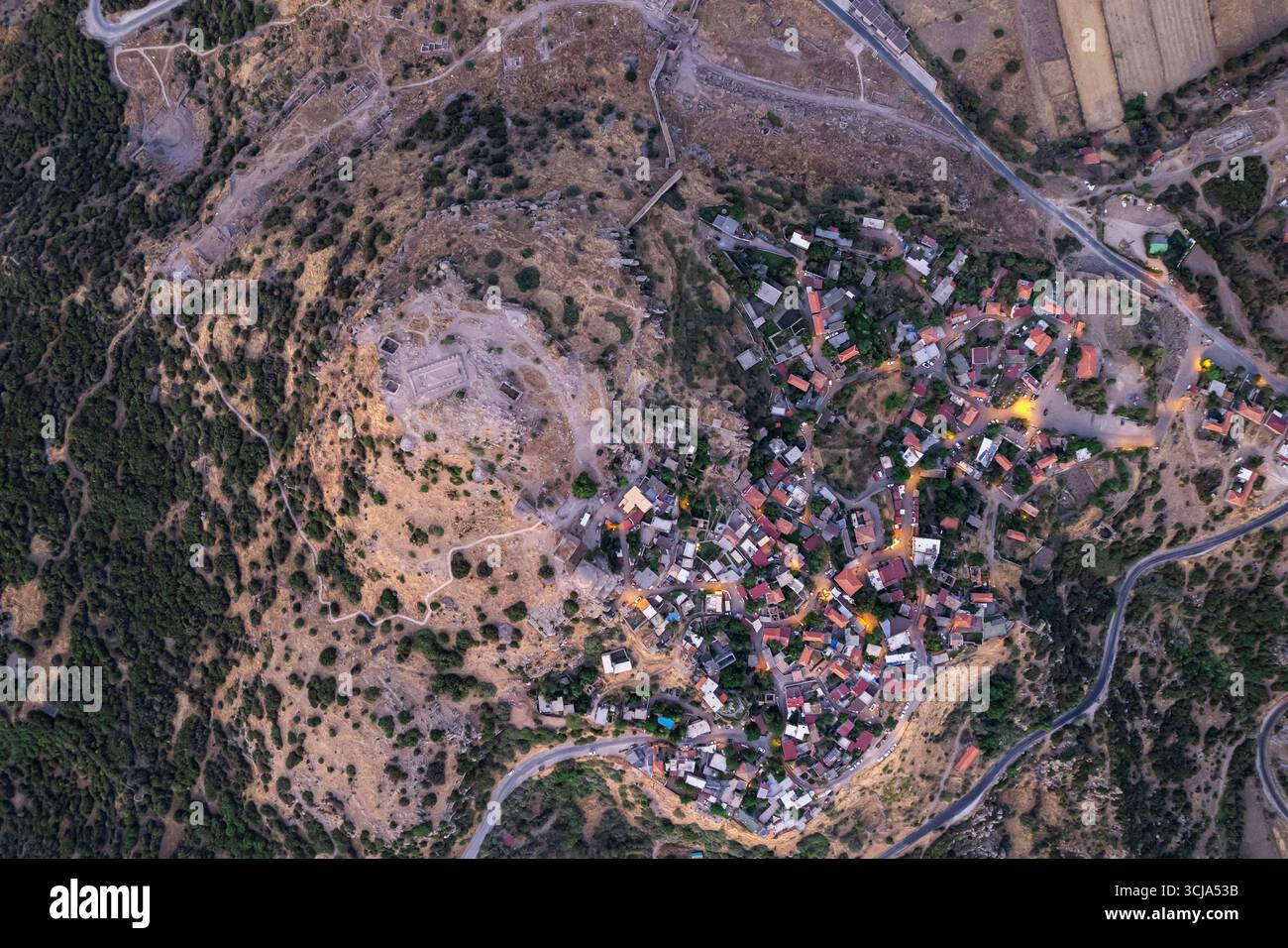 Veduta aerea dell'antica città di Assos a Behramkale Canakkale in Turchia, tempio di Atena, rovine greche antiche e costa egea Foto Stock