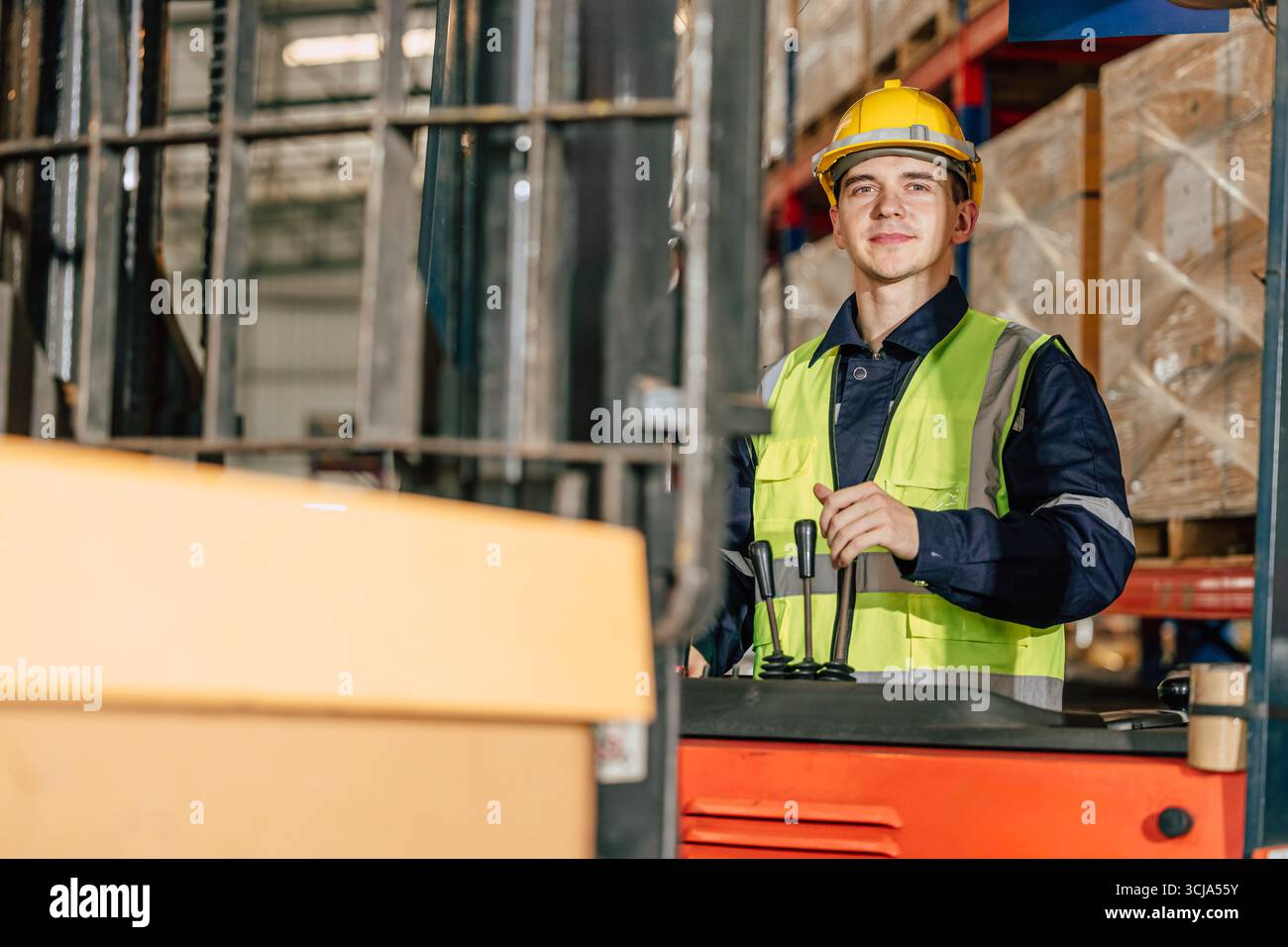 conducente per carrelli elevatori a forche per addetti al magazzino. lavoratore professionista di stoccaggio del carico in fabbrica. personale addetto all'inventario delle scorte nel settore della logistica dei prodotti Foto Stock