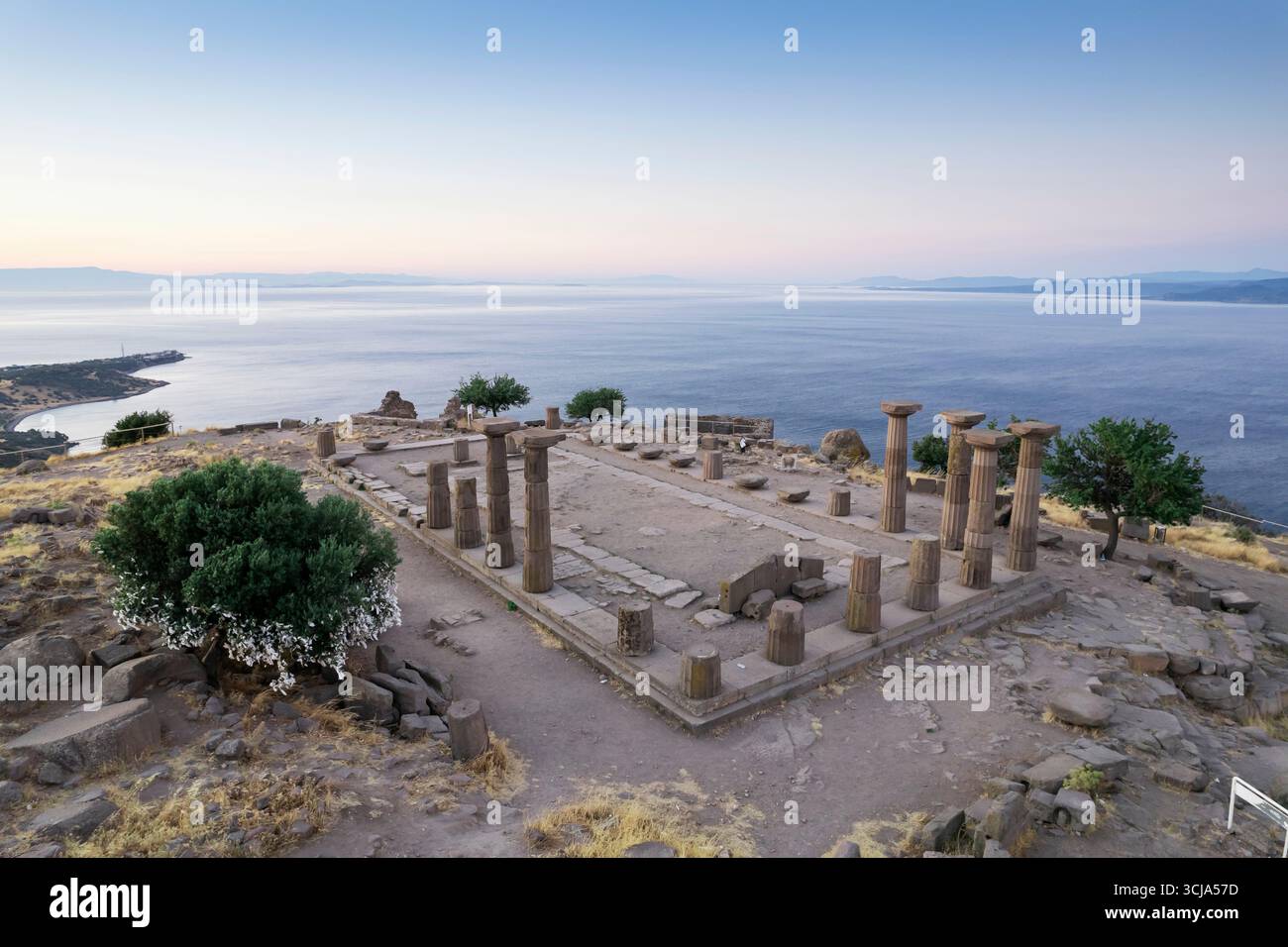 Veduta aerea dell'antica città di Assos a Behramkale Canakkale in Turchia, tempio di Atena, rovine greche antiche e costa egea Foto Stock