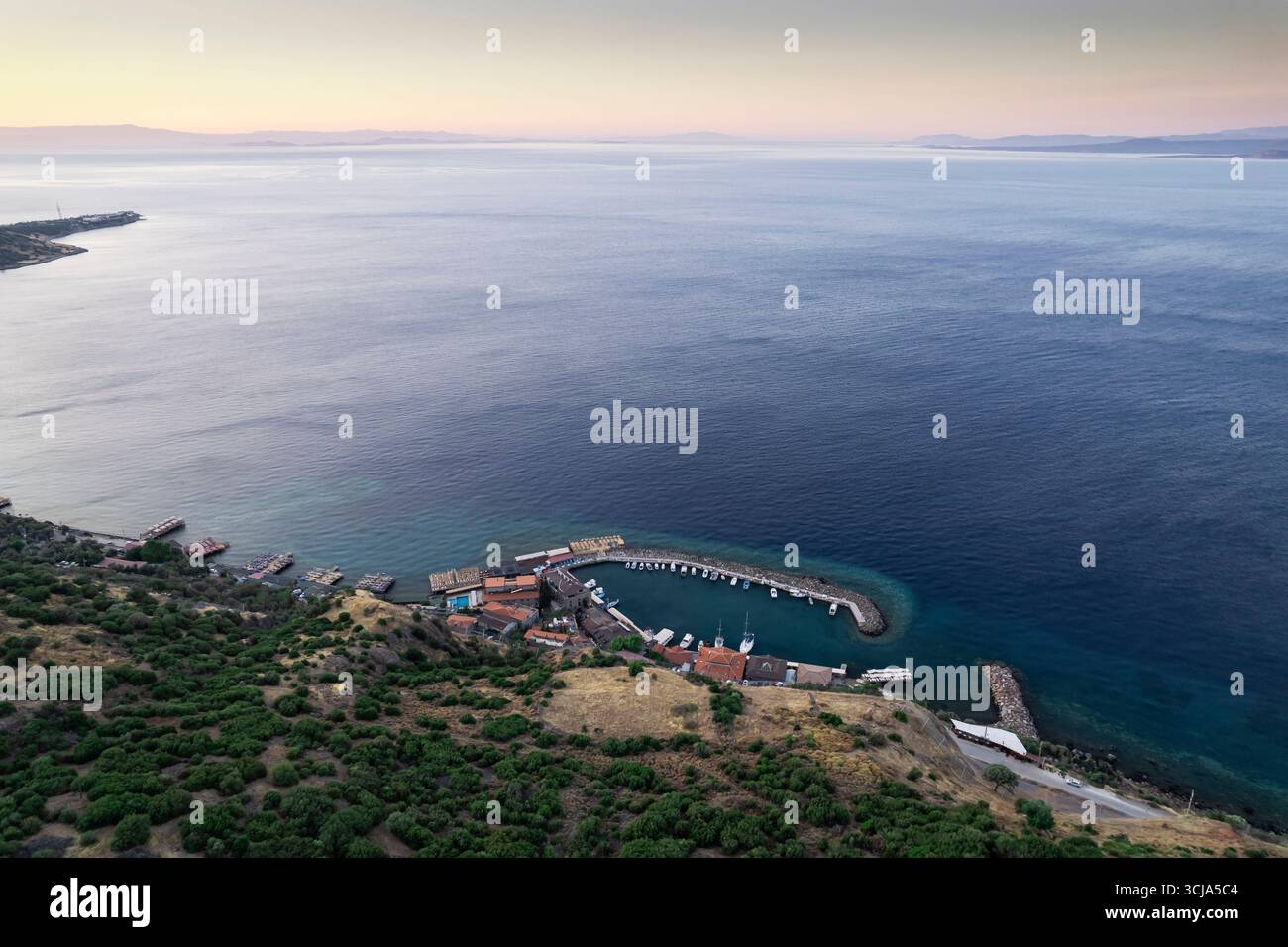 Veduta aerea dell'antica città di Assos a Behramkale Canakkale in Turchia, tempio di Atena, rovine greche antiche e costa egea Foto Stock