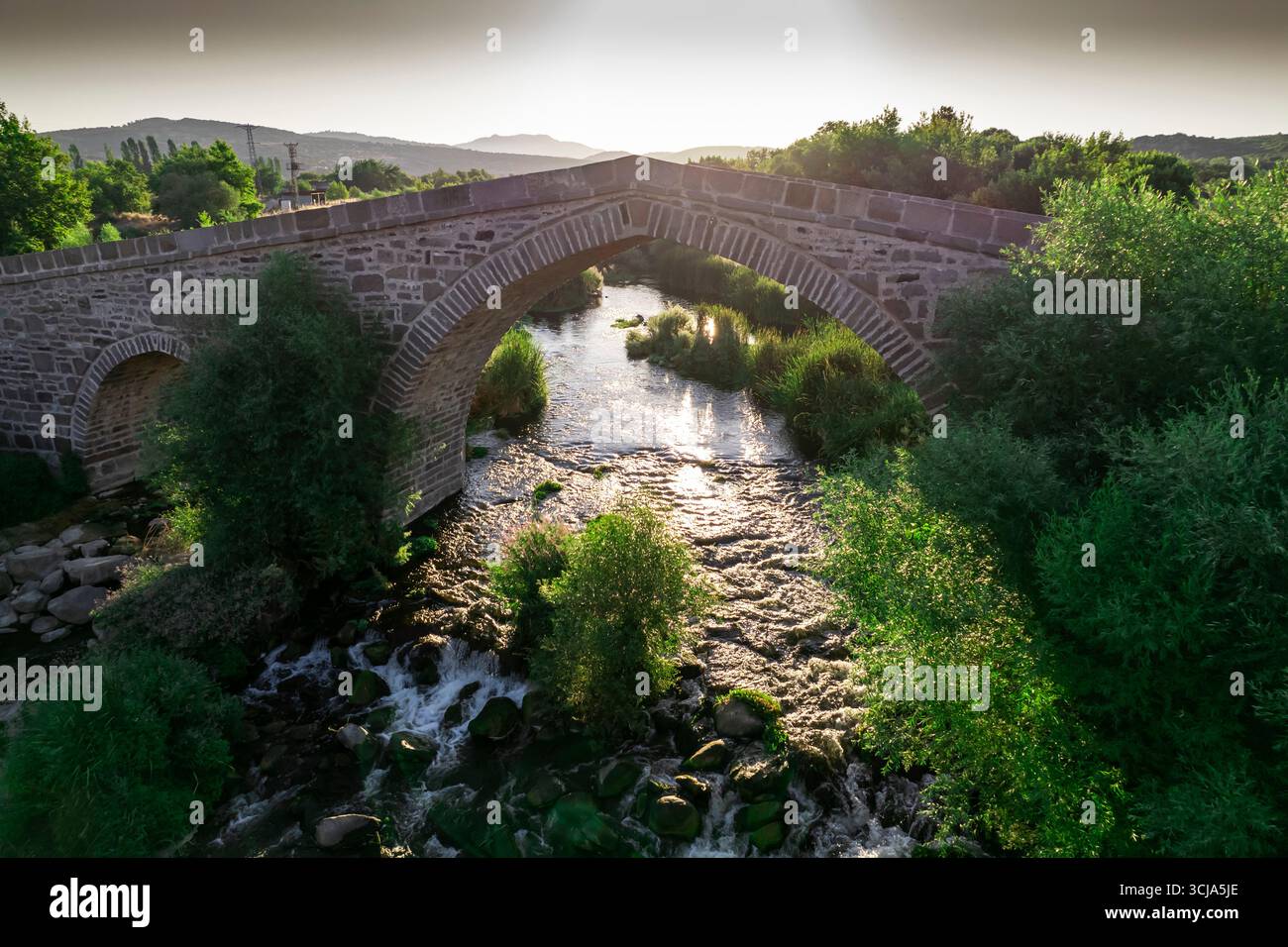 Veduta aerea dell'antica città di Assos a Behramkale Canakkale in Turchia, tempio di Atena, rovine greche antiche e costa egea Foto Stock