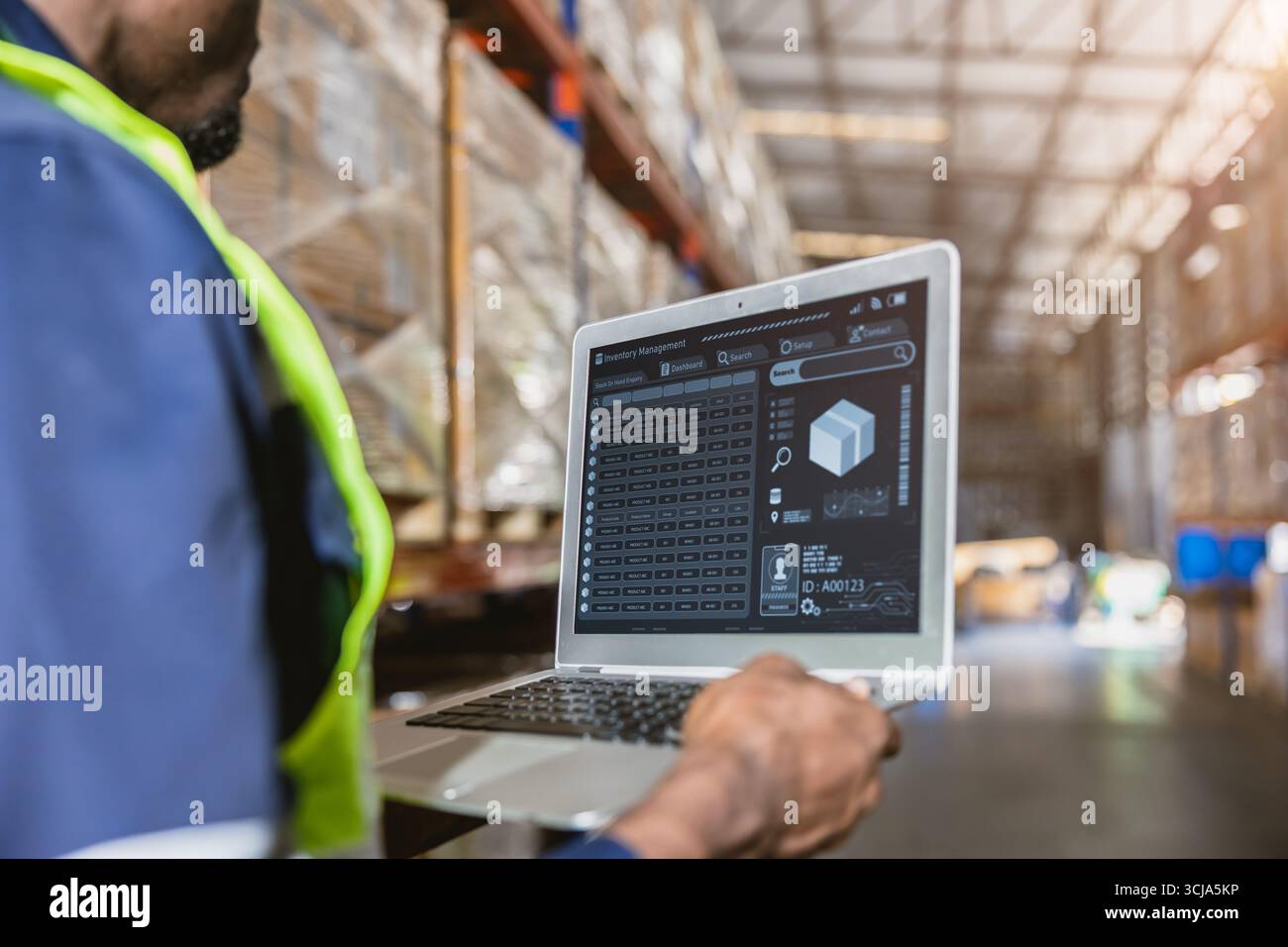 operaio nero africano professionista del magazzino. il personale addetto all'inventario delle scorte utilizza un computer per controllare le scorte online Foto Stock
