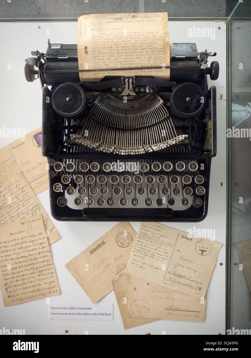 Macchina da scrivere e lettere dal fronte dei soldati del terzo Reich nel complesso commemorativo della "Battaglia per i feriti sulla Neretva" a Jablanica, Bos Foto Stock