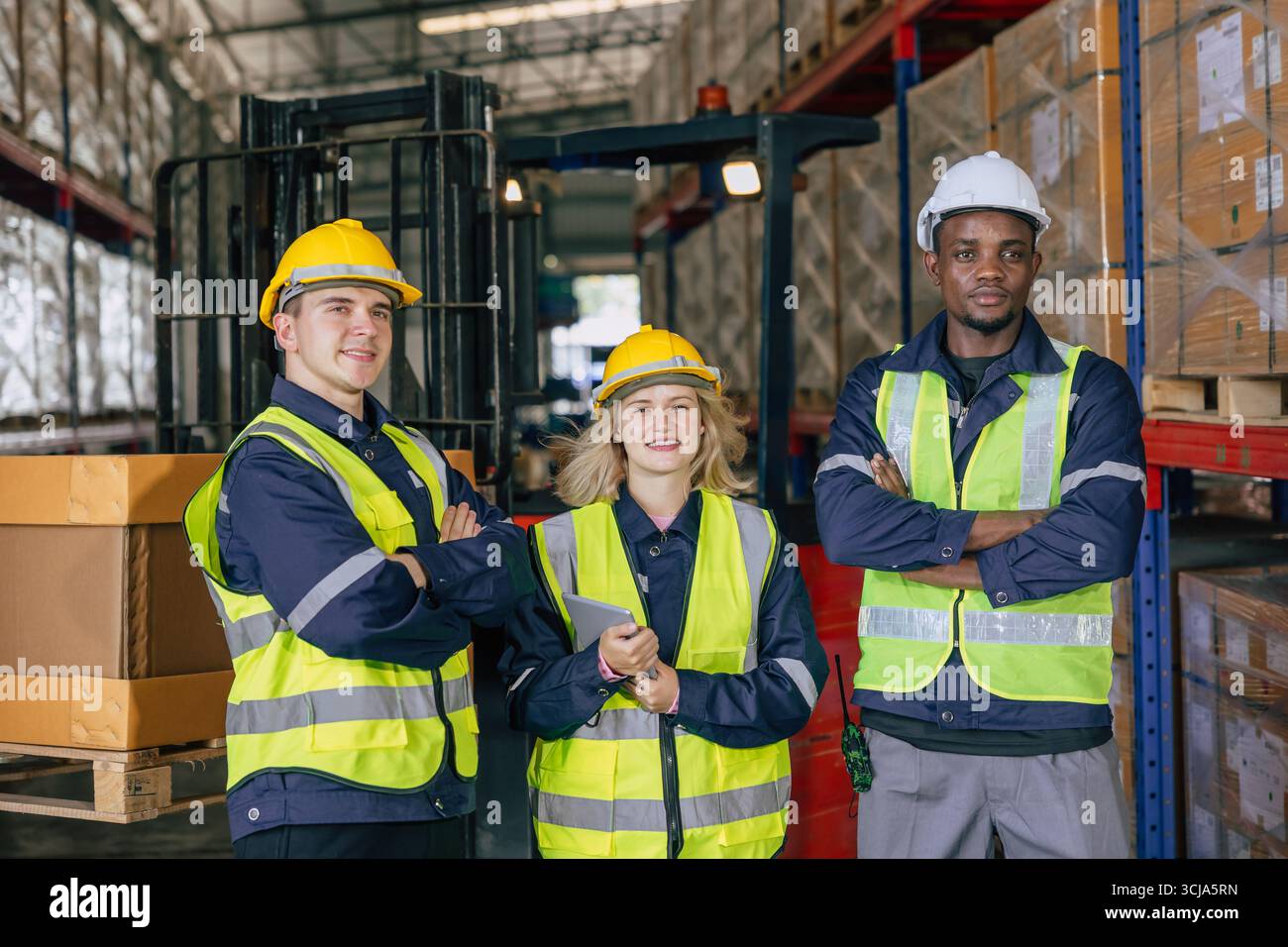 personale del team addetto al magazzino. gruppo di operatori professionali di stoccaggio del carico in fabbrica. personale addetto all'inventario delle scorte nel settore della logistica dei prodotti. Foto Stock
