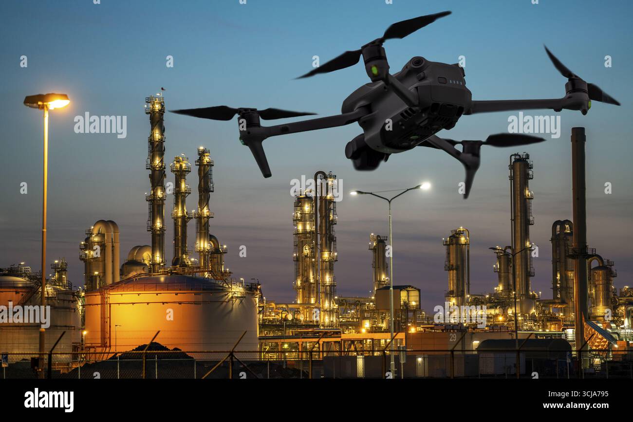 Immagine simbolica, fotomontaggio, ricognizione, spionaggio con i droni in impianti industriali, infrastrutture critiche, drone vola verso una comp industriale Foto Stock