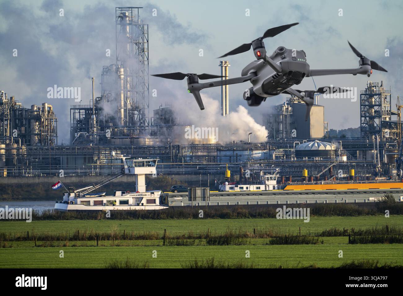 Immagine simbolica, fotomontaggio, ricognizione, spionaggio con i droni in impianti industriali, infrastrutture critiche, drone vola verso una comp industriale Foto Stock