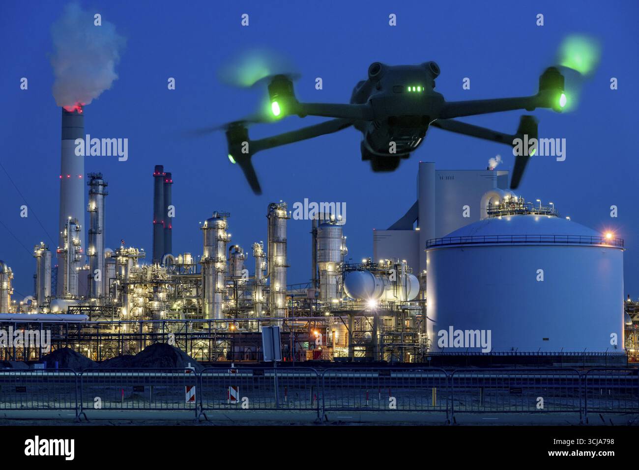 Immagine simbolica, fotomontaggio, ricognizione, spionaggio con i droni in impianti industriali, infrastrutture critiche, drone vola verso una comp industriale Foto Stock