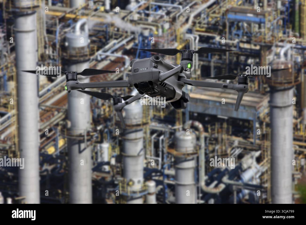 Immagine simbolica, fotomontaggio, ricognizione, spionaggio con i droni in impianti industriali, infrastrutture critiche, drone vola verso una comp industriale Foto Stock