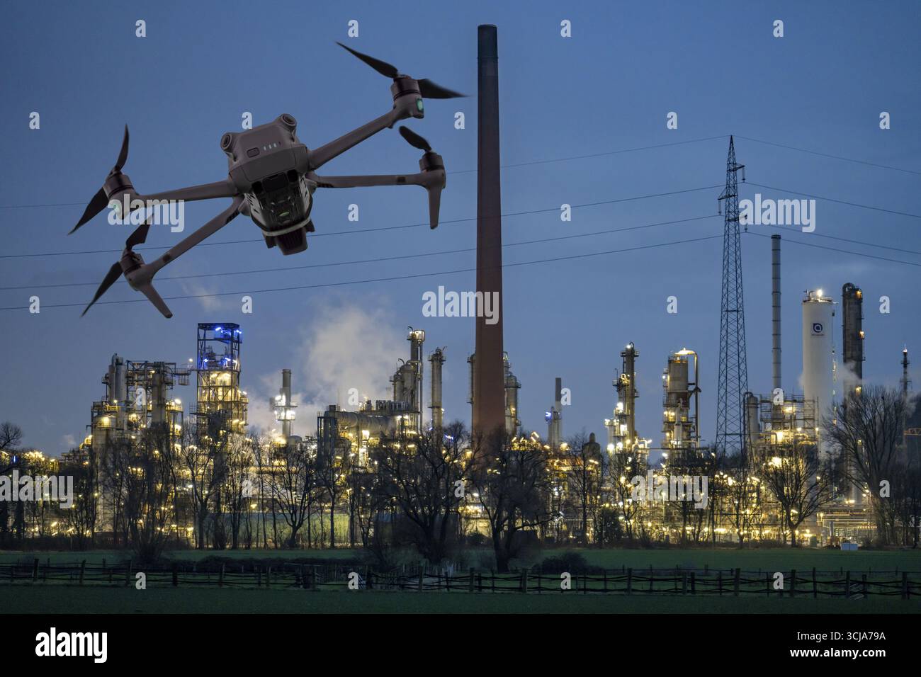 Immagine simbolica, fotomontaggio, ricognizione, spionaggio con i droni in impianti industriali, infrastrutture critiche, drone vola verso una comp industriale Foto Stock