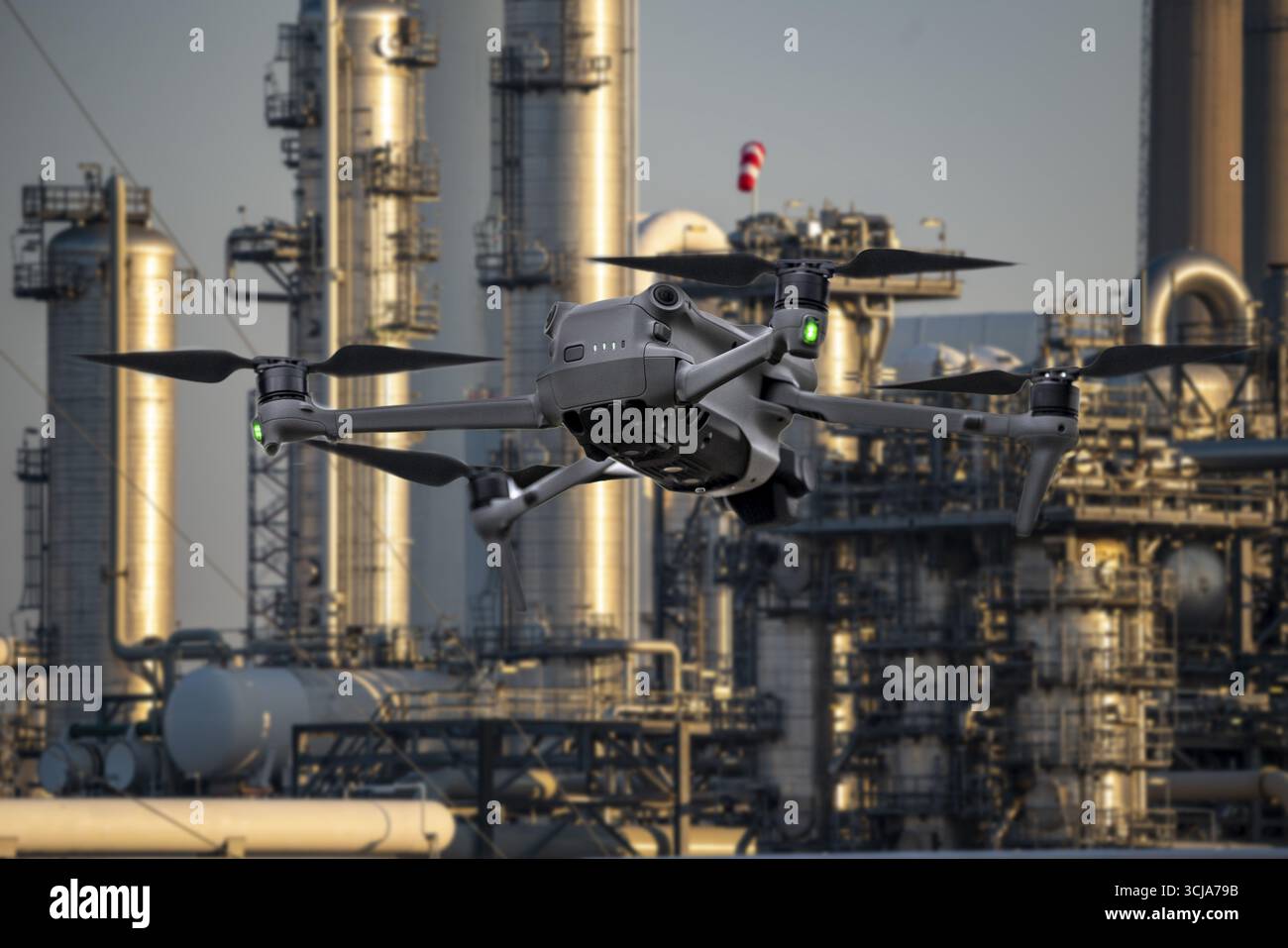 Immagine simbolica, fotomontaggio, ricognizione, spionaggio con i droni in impianti industriali, infrastrutture critiche, drone vola verso una comp industriale Foto Stock