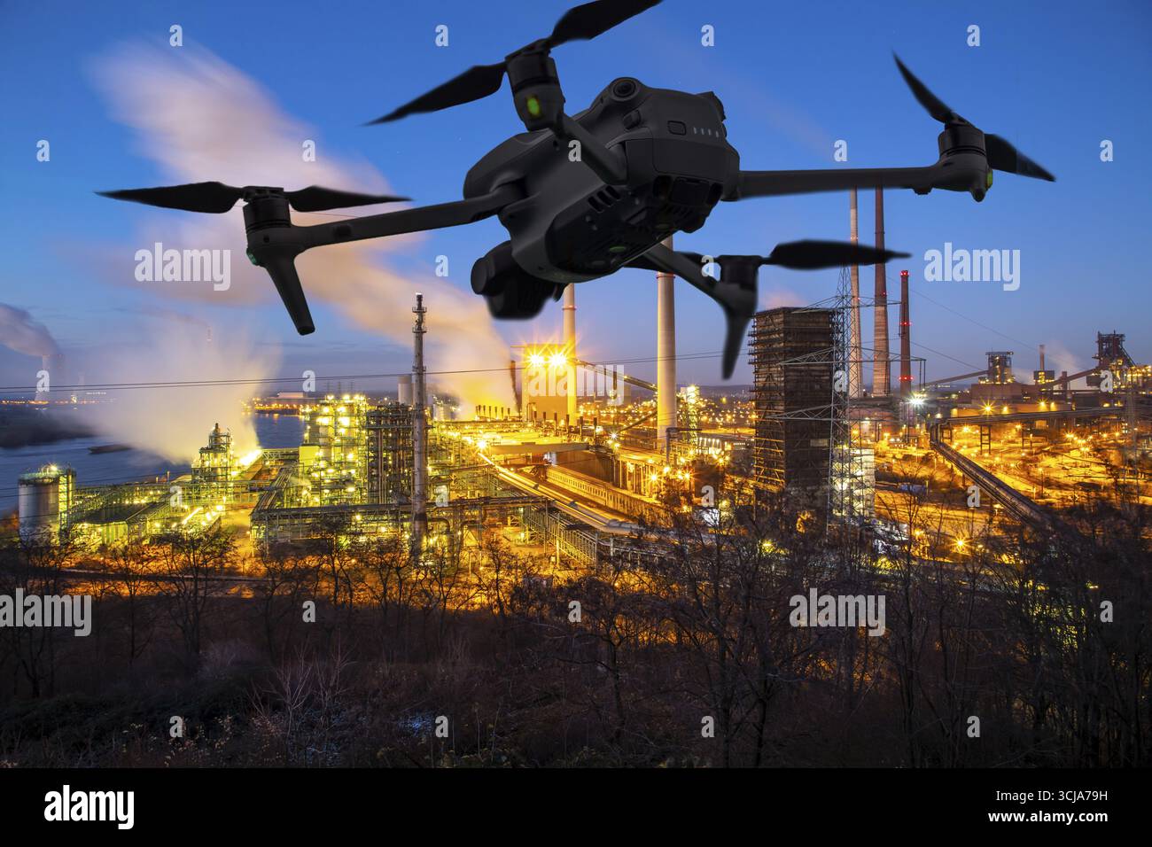 Immagine simbolica, fotomontaggio, ricognizione, spionaggio con i droni in impianti industriali, infrastrutture critiche, drone vola verso una comp industriale Foto Stock