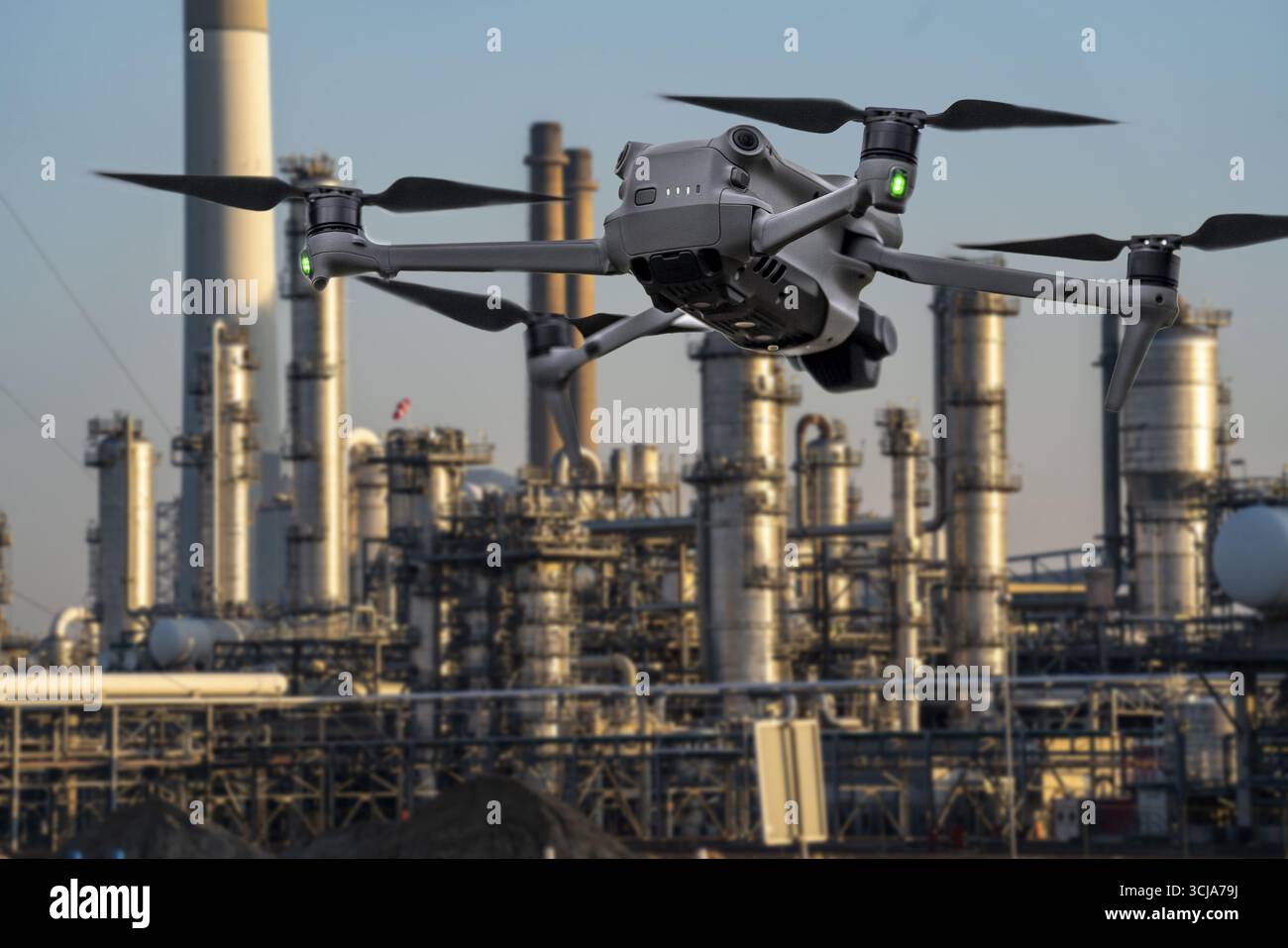 Immagine simbolica, fotomontaggio, ricognizione, spionaggio con i droni in impianti industriali, infrastrutture critiche, drone vola verso una comp industriale Foto Stock