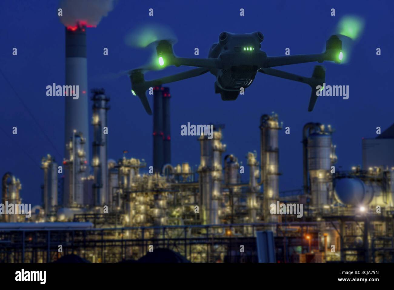 Immagine simbolica, fotomontaggio, ricognizione, spionaggio con i droni in impianti industriali, infrastrutture critiche, drone vola verso una comp industriale Foto Stock