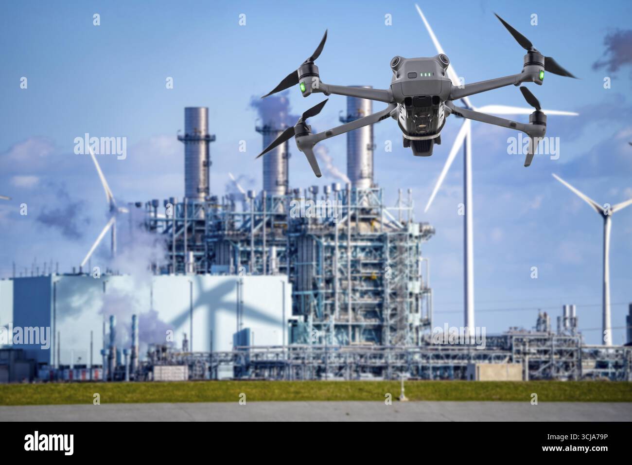 Immagine simbolica, fotomontaggio, ricognizione, spionaggio con i droni in impianti industriali, infrastrutture critiche, drone vola verso una comp industriale Foto Stock