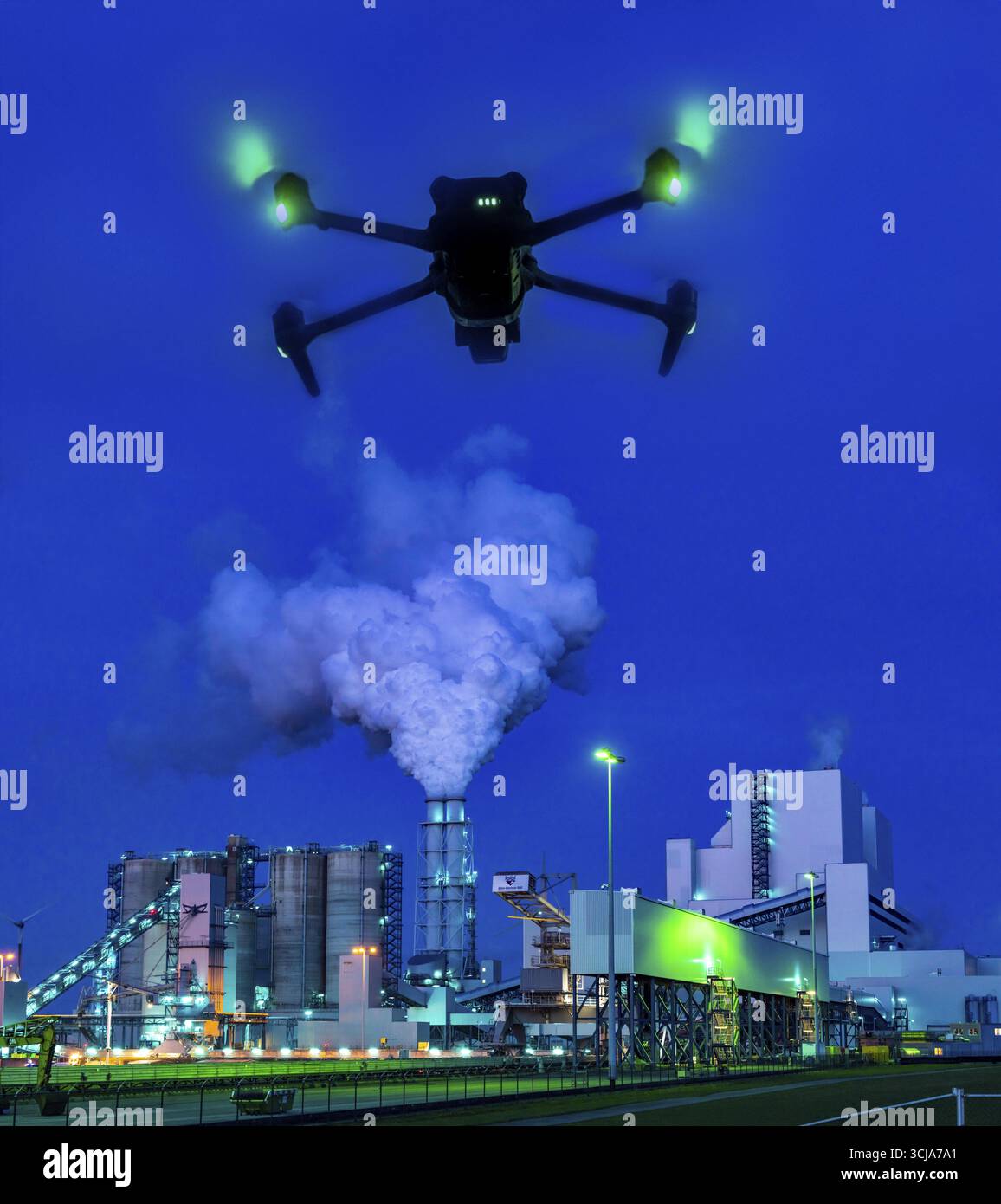 Immagine simbolica, fotomontaggio, ricognizione, spionaggio con i droni in impianti industriali, infrastrutture critiche, drone vola verso una comp industriale Foto Stock