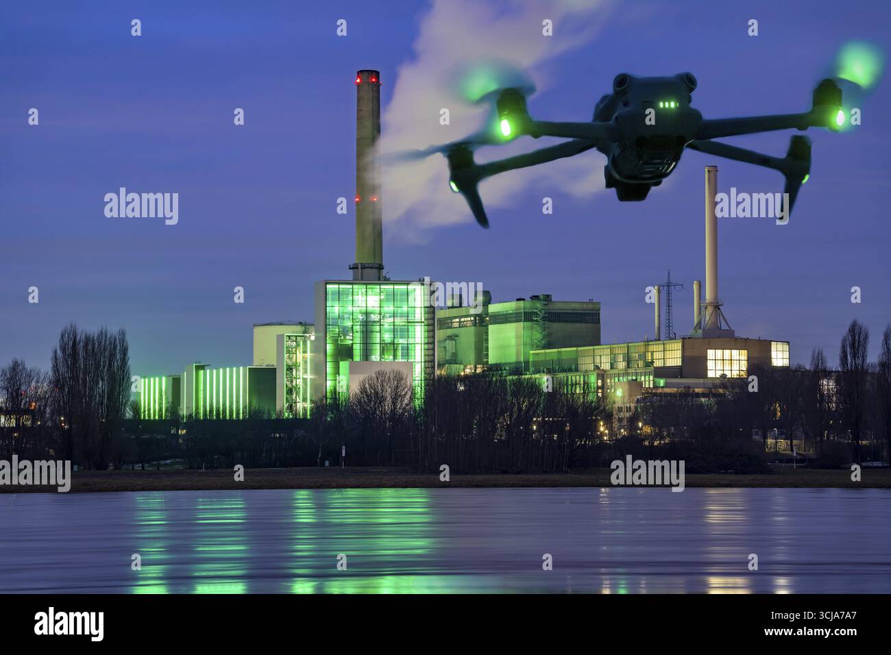 Immagine simbolica, fotomontaggio, ricognizione, spionaggio con i droni in impianti industriali, infrastrutture critiche, drone vola verso una comp industriale Foto Stock