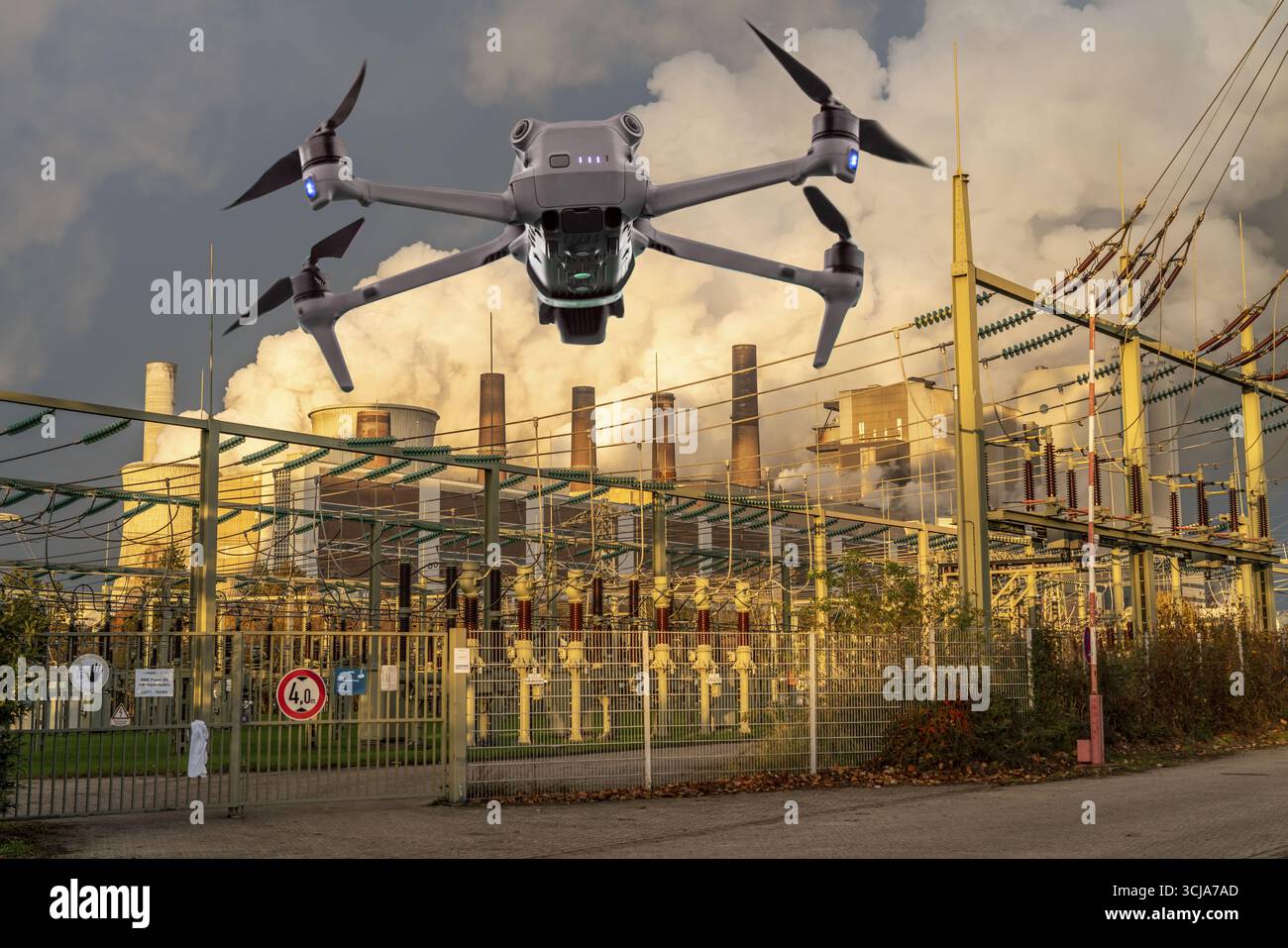 Immagine simbolica, fotomontaggio, ricognizione, spionaggio con i droni in impianti industriali, infrastrutture critiche, drone vola verso una comp industriale Foto Stock